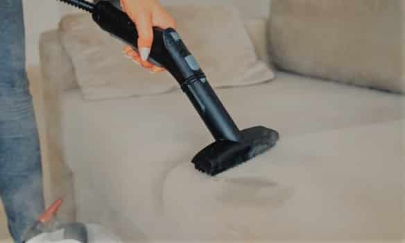 Confira truques para limpar o tecido do sofá e tirar manchas - Conteúdos |  Vitta